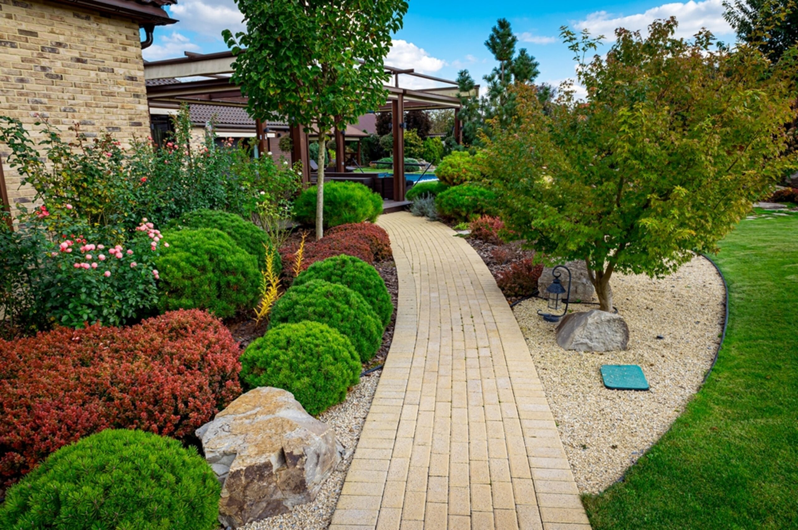 Efficient Lawn Maintenance in The Woodlands, TX: A Picture-Perfect Yard